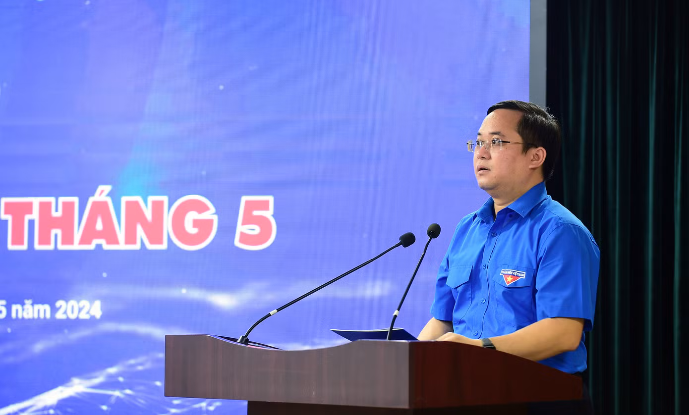 Anh Nguyễn Quốc Huy báo cáo kết quả công tác trong tháng 4/2024. Ảnh: Xuân Tùng
