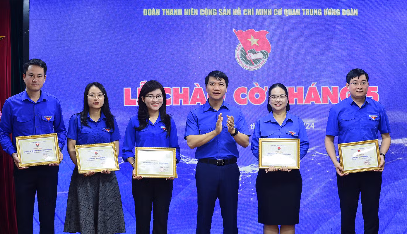 Anh Nguyễn Ngọc Lương trao khen thưởng các tập thể có thành tích xuất sắc trong quý I. Ảnh: Xuân Tùng