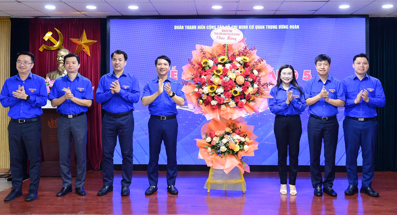 Ban Bí thư T.Ư Đoàn tặng lẵng hoa chúc mừng 83 năm Ngày thành lập Đội TNTP Hồ Chí Minh. Ảnh: Xuân Tùng