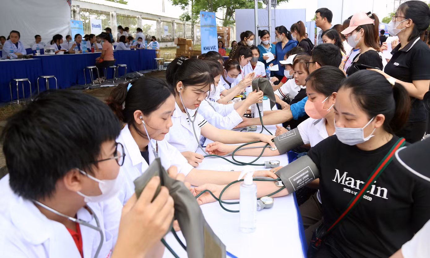 Hoạt động khám bệnh, tư vấn chăm sóc sức khoẻ; bốc thăm trúng thưởng và tặng quà tại Ngày hội.