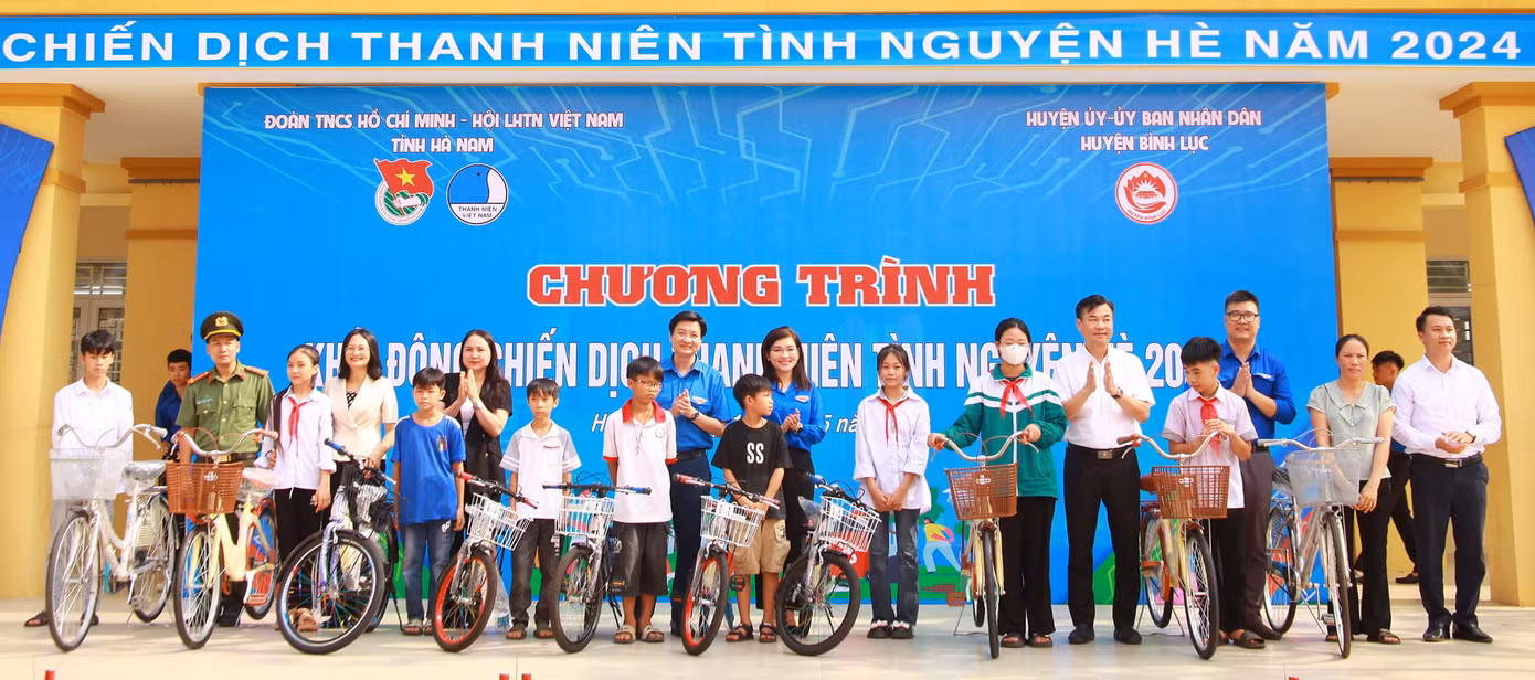 Nhiều phần quà được trao tặng trong chương trình Nhiều phần quà được trao tặng trong chương trình