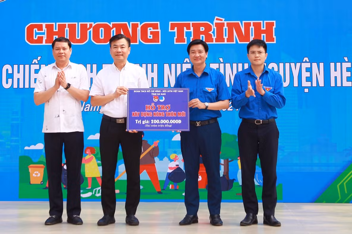 Tỉnh Đoàn Hà Nam trao tặng nguồn lực tại chương trình. Ảnh: TĐHN Tỉnh Đoàn Hà Nam trao tặng nguồn lực tại chương trình. Ảnh: TĐHN