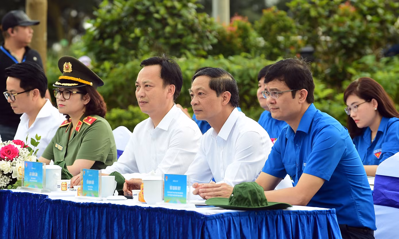 Cùng dự, có anh Ngô Văn Cương - Bí thư T.Ư Đoàn, Chủ nhiệm Ủy kiểm tra T.Ư Đoàn; anh Nguyễn Tường Lâm - Phó Chủ nhiệm thường trực UBQG về Thanh niên Việt Nam; chị Nguyễn Phạm Duy Trang - Bí thư T.Ư Đoàn, Chủ tịch Hội đồng Đội T.Ư; anh Nguyễn Minh Triết - Bí thư T.Ư Đoàn, Chủ tịch T.Ư Hội Sinh viên Việt Nam; lãnh đạo các bộ, ban, ngành T.Ư và lãnh đạo TP. Hải Phòng. Cùng dự, có anh Ngô Văn Cương - Bí thư T.Ư Đoàn, Chủ nhiệm Ủy kiểm tra T.Ư Đoàn; anh Nguyễn Tường Lâm - Phó Chủ nhiệm thường trực UBQG về Thanh niên Việt Nam; chị Nguyễn Phạm Duy Trang - Bí thư T.Ư Đoàn, Chủ tịch Hội đồng Đội T.Ư; anh Nguyễn Minh Triết - Bí thư T.Ư Đoàn, Chủ tịch T.Ư Hội Sinh viên Việt Nam; lãnh đạo các bộ, ban, ngành T.Ư và lãnh đạo TP. Hải Phòng.