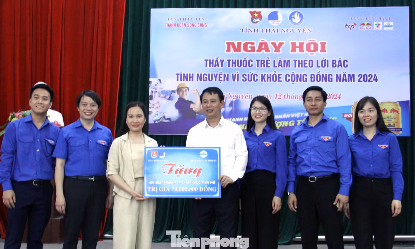 Trong chương trình đã diễn ra hoạt động khám bệnh, tư vấn chăm sóc sức khoẻ thanh niên công nhân, học sinh. Ảnh: Minh Hiển Trong chương trình đã diễn ra hoạt động khám bệnh, tư vấn chăm sóc sức khoẻ thanh niên công nhân, học sinh. Ảnh: Minh Hiển