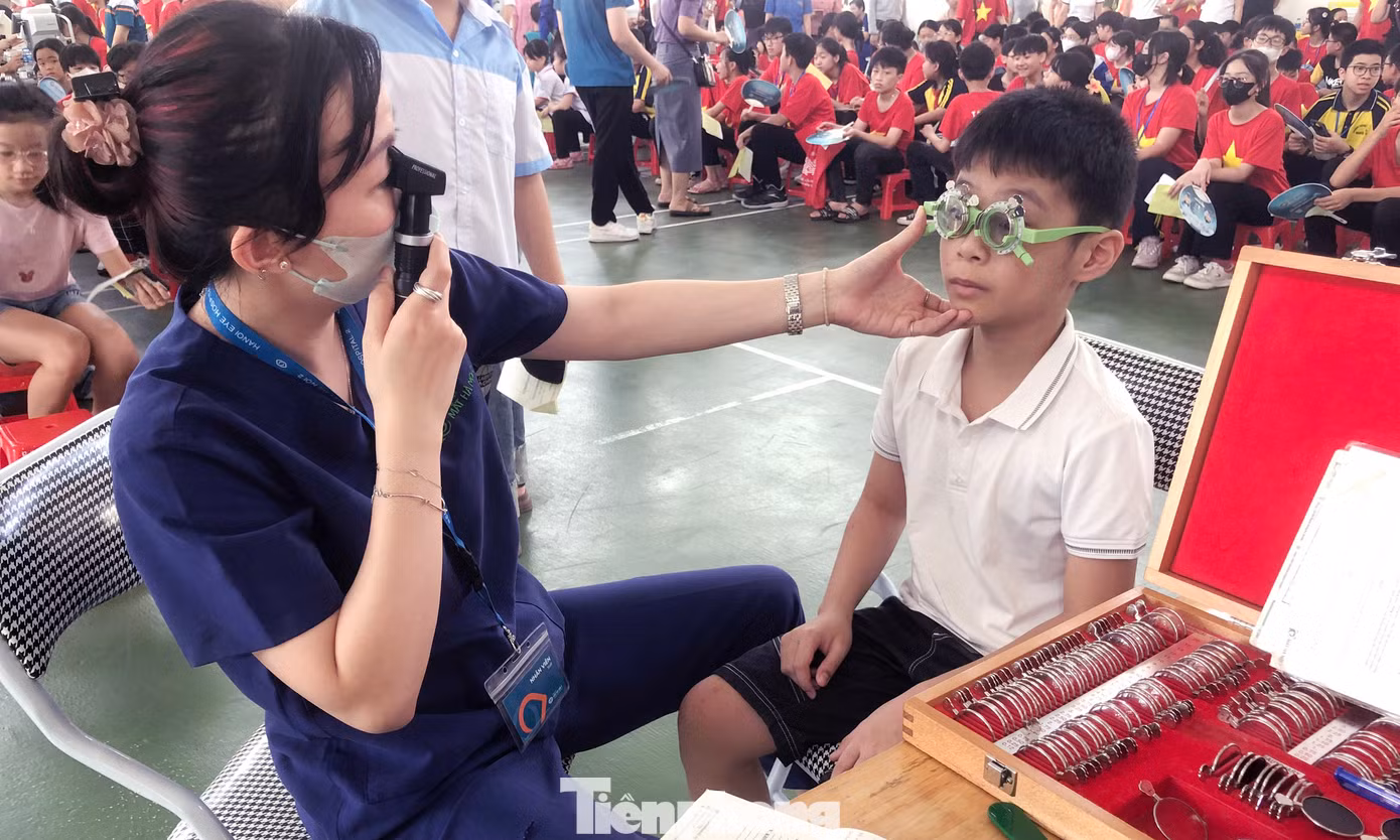 Trong chương trình đã diễn ra hoạt động khám bệnh, tư vấn chăm sóc sức khoẻ thanh niên công nhân, học sinh. Ảnh: Minh Hiển Trong chương trình đã diễn ra hoạt động khám bệnh, tư vấn chăm sóc sức khoẻ thanh niên công nhân, học sinh. Ảnh: Minh Hiển