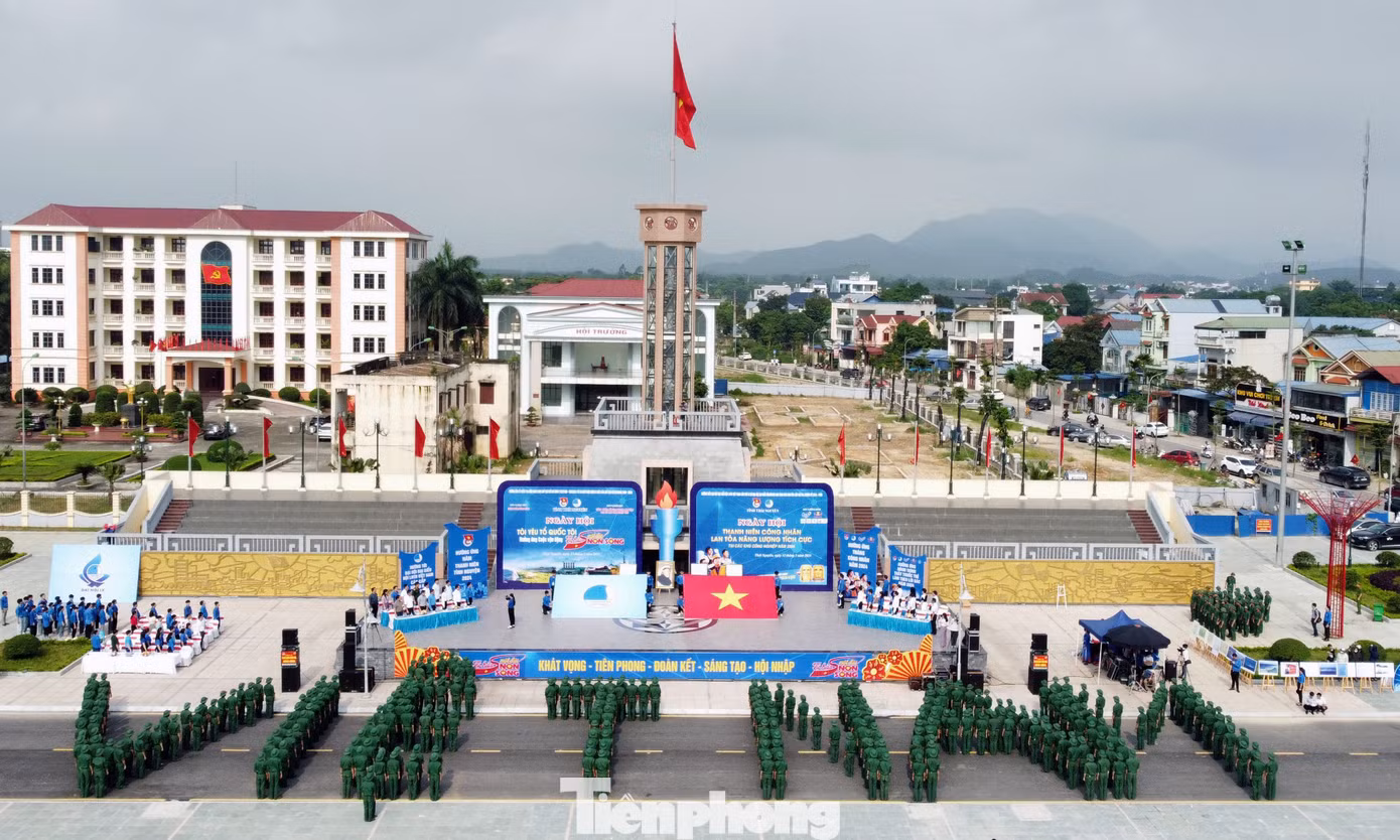 Đoàn viên thanh niên Thái Nguyên đồng diễn, xếp hình chữ "Việt Nam", "Đại hội..." và cờ Tổ quốc, bản đồ Việt Nam tại ngày hội. Đoàn viên thanh niên Thái Nguyên đồng diễn, xếp hình chữ "Việt Nam", "Đại hội..." và cờ Tổ quốc, bản đồ Việt Nam tại ngày hội.