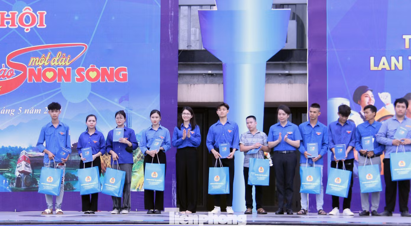 Chương trình đã trao tặng nhiều phần quà ý nghĩa. Ảnh: Minh Hiển Chương trình đã trao tặng nhiều phần quà ý nghĩa. Ảnh: Minh Hiển