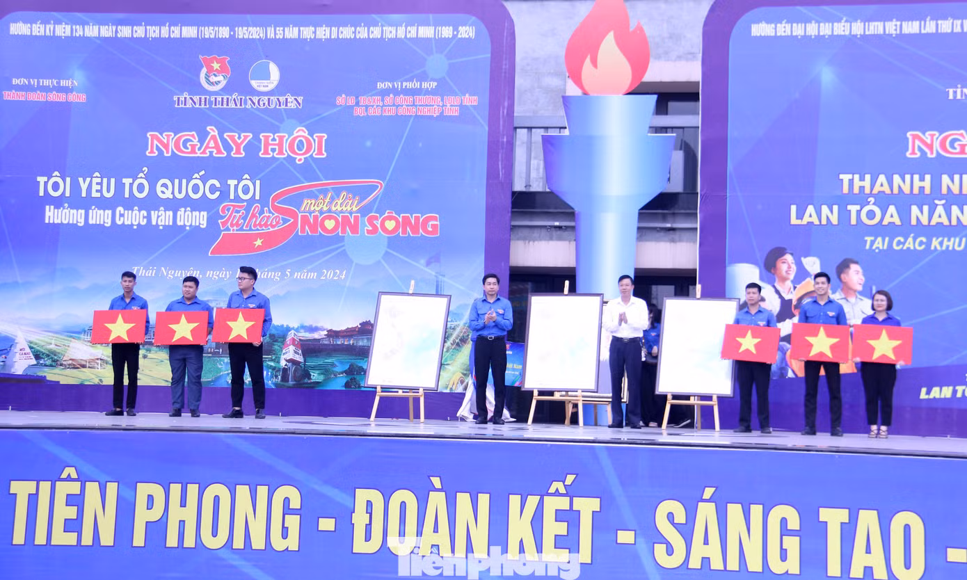 Chương trình đã trao tặng nhiều phần quà ý nghĩa. Ảnh: Minh Hiển Chương trình đã trao tặng nhiều phần quà ý nghĩa. Ảnh: Minh Hiển
