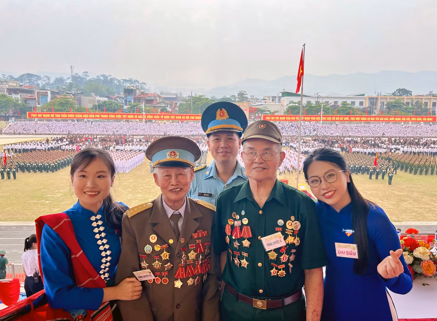 Vũ Quỳnh Anh (ngoài cùng bên phải) cùng ông ngoại (thứ hai từ phải sang) tại lễ tổng duyệt chương trình. Ảnh: NVCC