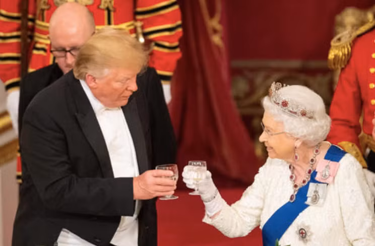 Cựu Tổng thống Mỹ Donald Trump và Nữ hoàng Anh Elizabeth trong một quốc yến Cựu Tổng thống Mỹ Donald Trump và Nữ hoàng Anh Elizabeth trong một quốc yến
