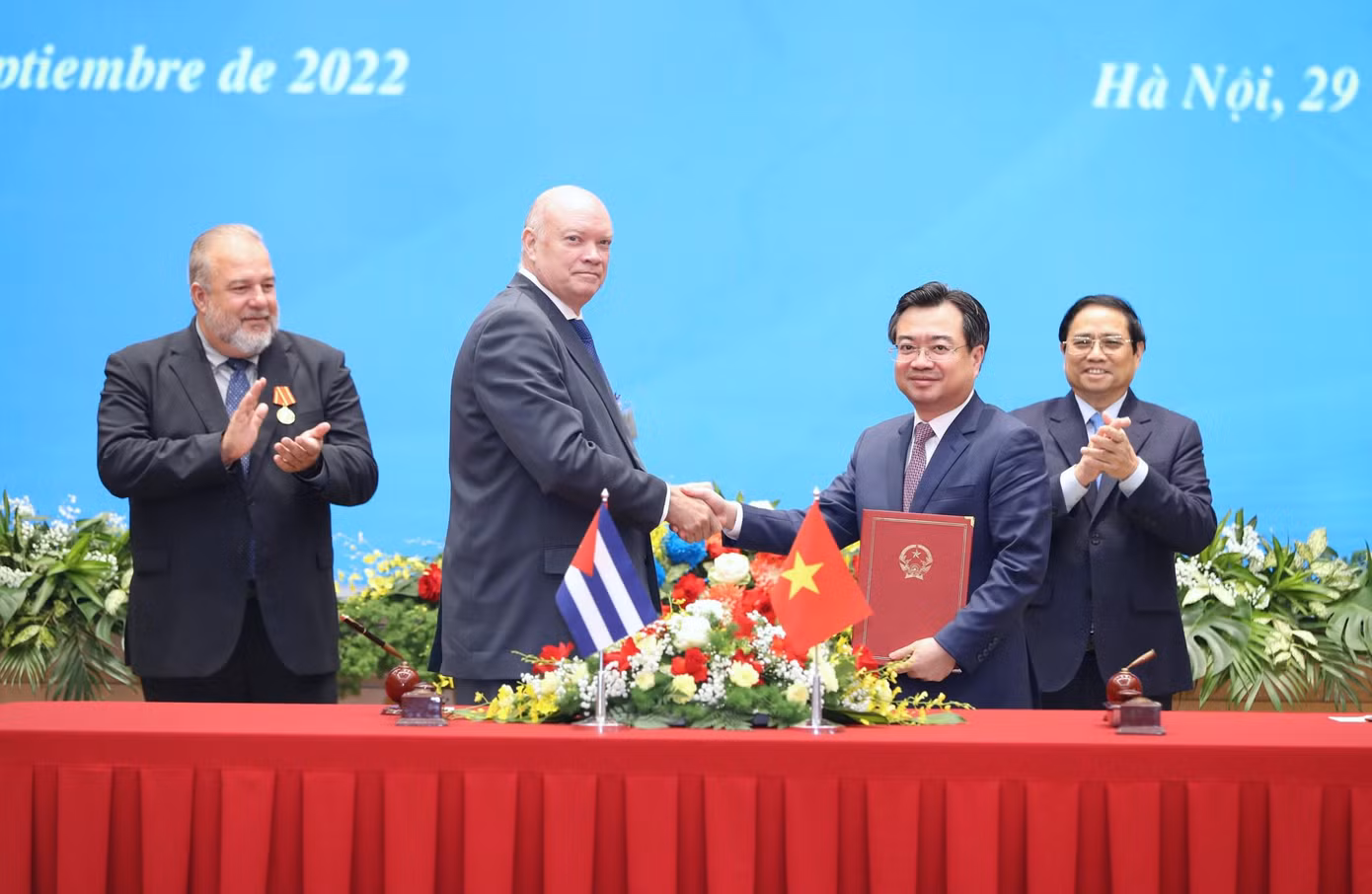 Thủ tướng Phạm Minh Chính và Thủ tướng Cuba Manuel Marrero Cruz chứng kiến lễ ký Chương trình nghị sự kinh tế giai đoạn 2023-2025. (Ảnh: Hải Minh)
