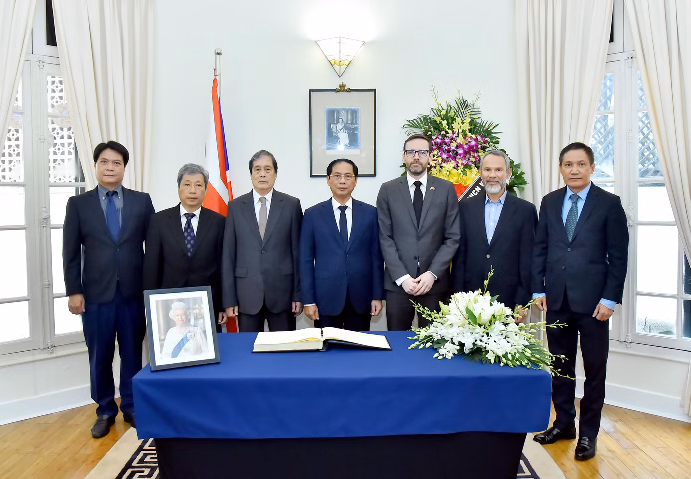 Bộ trưởng Bùi Thanh Sơn đến chia buồn tại nhà riêng Đại sứ Vương quốc Anh và Bắc Ai-len. (Ảnh: Mofa) Bộ trưởng Bùi Thanh Sơn đến chia buồn tại nhà riêng Đại sứ Vương quốc Anh và Bắc Ai-len. (Ảnh: Mofa)