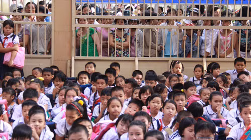 Cách hành xử của phụ huynh ảnh hưởng rất lớn đến tính cách của con em mình. Trong ảnh: phụ huynh đợi đón con trong lễ khai giảng tại một trường tiểu học ở Q.5, TP.HCM. Ảnh: Như Hùng (Tuổi Trẻ)