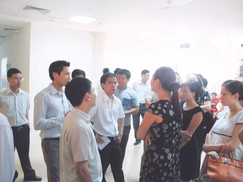 Nhà đầu tư nhỏ, nhân viên văn phòng môi giới nhà đất tập trung trước khu vực bốc thăm. Ảnh: Nguyên Ngọc