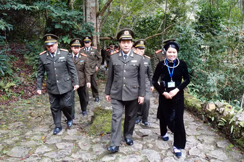 Đoàn đại biểu Tư lệnh Cảnh vệ thăm suối Lenin