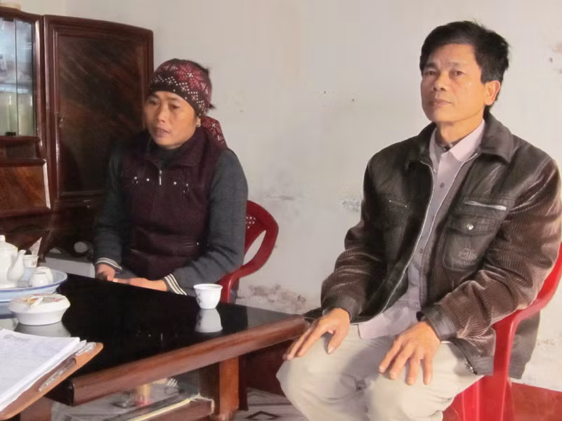 Bà Chi hội trưởng phụ nữ xóm Phạm Thị Hằng và ông Phạm Quốc Kỳ trao đổi với PV Tiền Phong