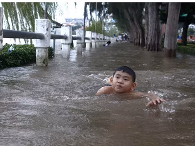 Trẻ em bơi ở công viên bến Ninh Kiều 