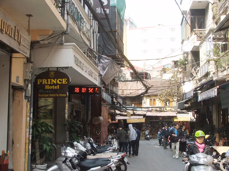 Phố Tô Tịch vốn làm nghề tiện nay đã chuyển hầu hết sang kinh doanh khách sạn, du lịch. Ảnh: Minh Tuấn. Phố Tô Tịch vốn làm nghề tiện nay đã chuyển hầu hết sang kinh doanh khách sạn, du lịch Ảnh: Minh Tuấn
