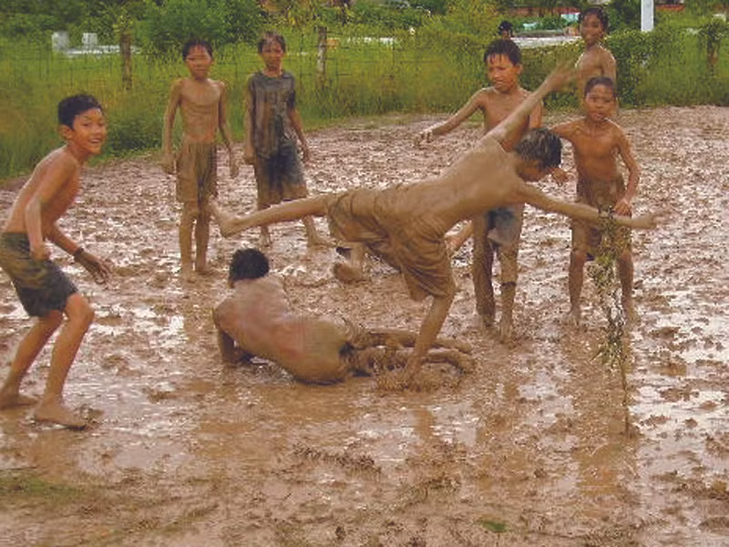 Thiếu nhi thị trấn Hộ Phòng đá bóng trên vuông tôm