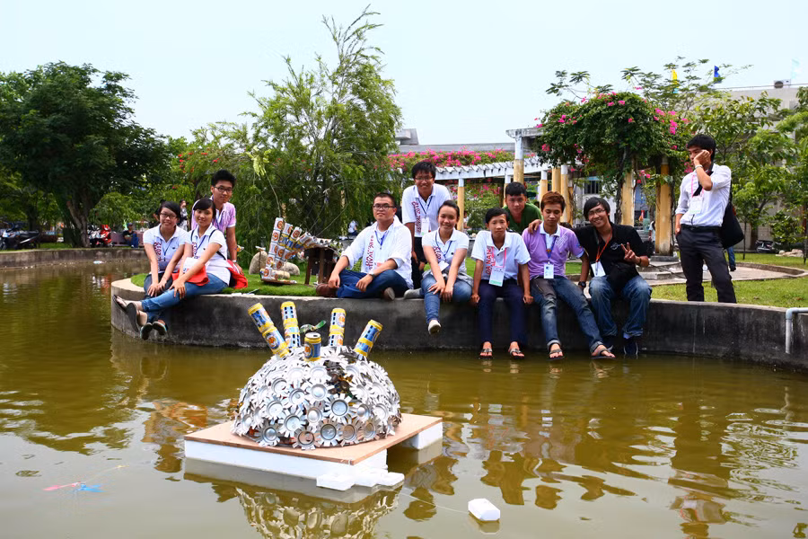 Các bạn sinh viên bên tác phẩm hoàn thành