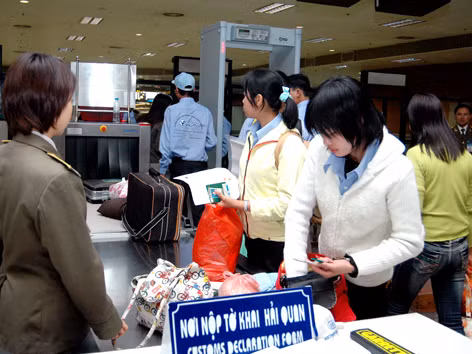 Biện pháp tháo gỡ khó khăn cho doanh nghiệp và người dân là cải cách thủ tục hành chính trong thông quan. Ảnh: Ngọc Châu