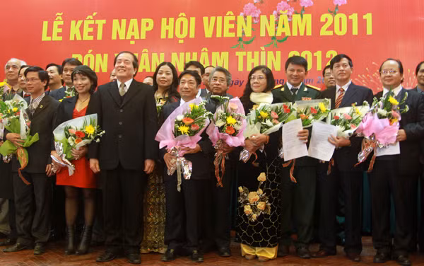 Nhà thơ Hữu Thỉnh - Chủ tịch Hội nhà văn chụp ảnh cùng các hội viên mới