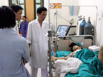 BS Tuyên trao đổi với PV về tình hình sức khỏe anh Việt. BS Tuyên trao đổi với PV về tình hình sức khỏe anh Việt