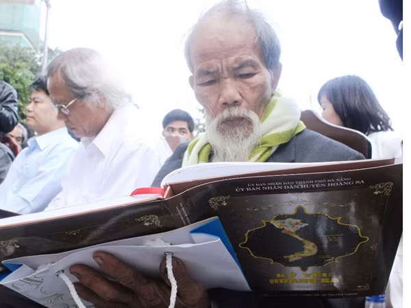 Những nhân chứng người Đà Nẵng từng sống và làm việc ở Hoàng Sa dự lễ ra mắt Kỷ yếu Hoàng Sa (tháng 1-2012). Ảnh: Nguyễn Huy
