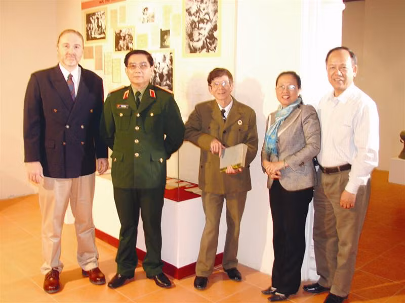 Từ trái qua, ông Ronald Ward, Thiếu tướng Lê Mã Lương, ông Lê Đức Tuấn, Thượng tá Trần Thanh Hằng tại Bảo tàng Lịch sử Quân sự Việt Nam