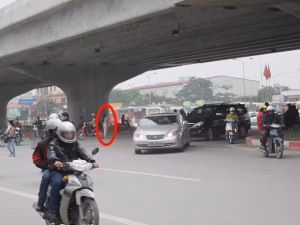 Người phụ nữ khỏa thân đứng ngay giữa ngã tư, thu hút sự chú ý của nhiều người đi đường