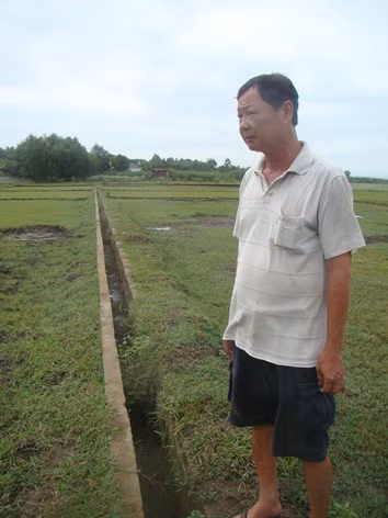 Ông Nguyễn Văn Giáo tại cánh đồng Vũng Gấm đang bỏ hoang