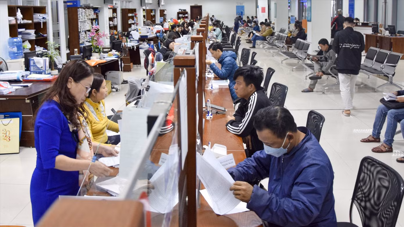 Cán bộ công chức TP Đà Nẵng làm việc tại trung tâm hành chính TP Ảnh: Nguyễn Thành Cán bộ công chức TP Đà Nẵng làm việc tại trung tâm hành chính TP Ảnh: Nguyễn Thành