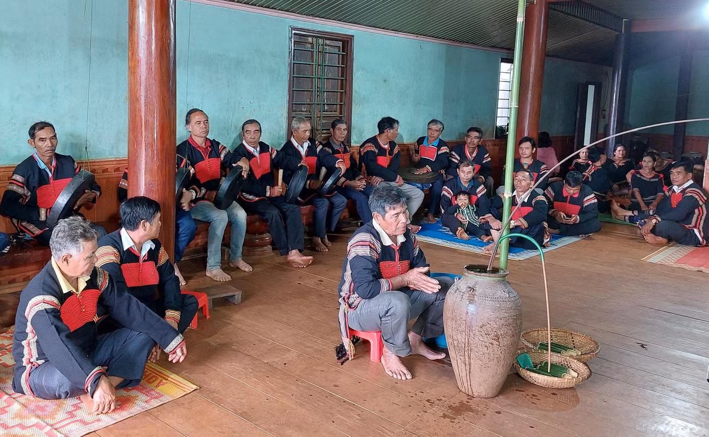 Thầy cúng thực hiện nghi lễ cúng