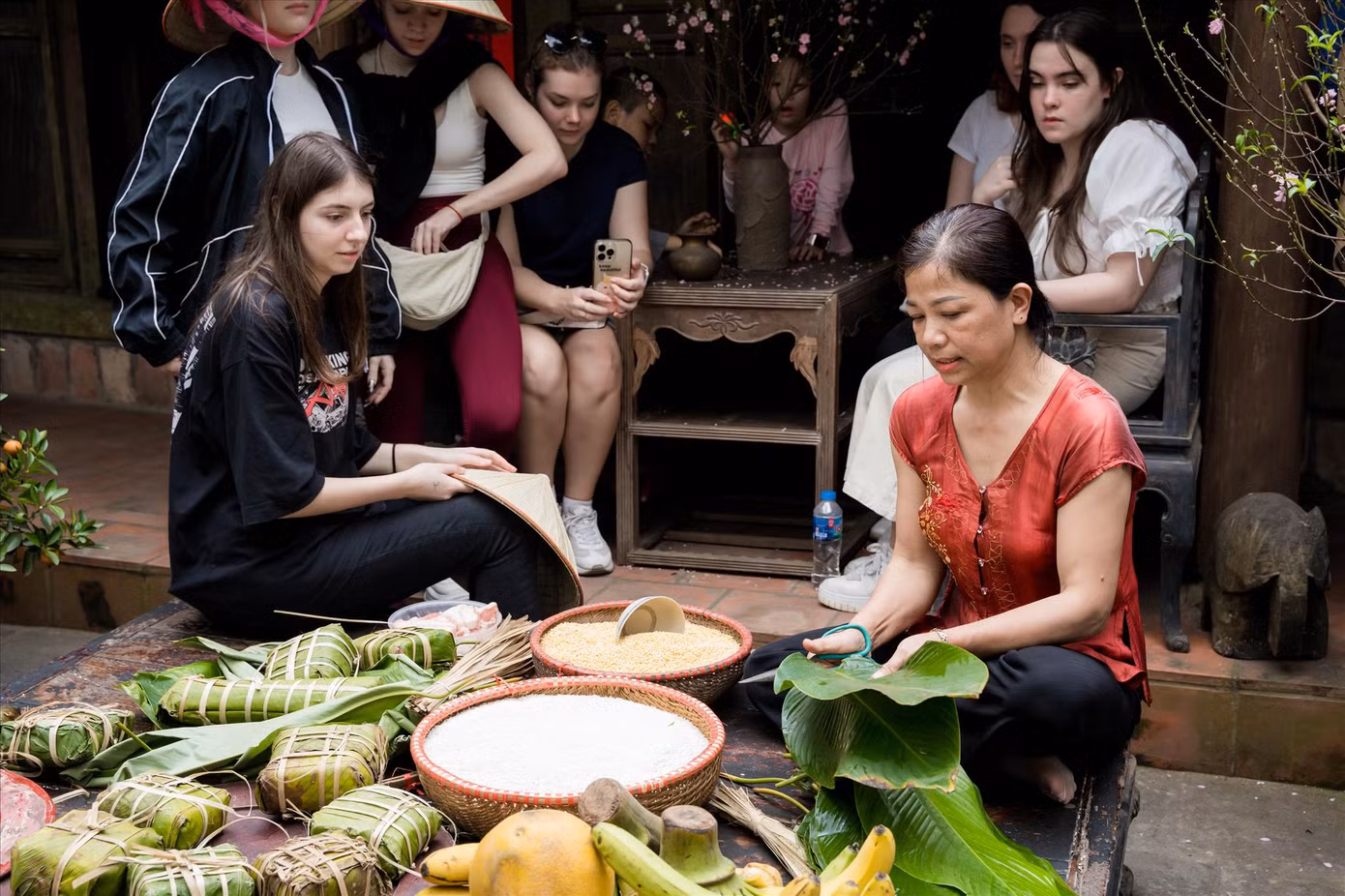 Khách nước ngoài hòa vào không khí Tết tại làng cổ Đường Lâm. Ảnh: Kỳ Sơn Khách nước ngoài hòa vào không khí Tết tại làng cổ Đường Lâm. Ảnh: Kỳ Sơn
