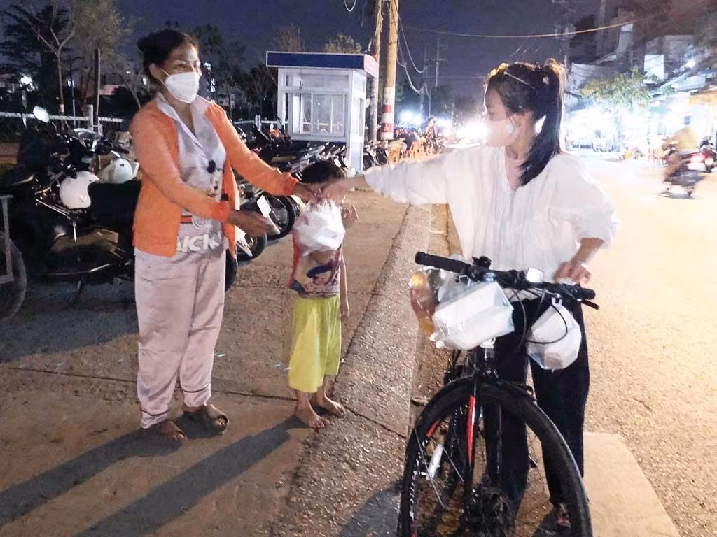 Trúc Ly trong một chuyến từ thiện bằng xe đạp