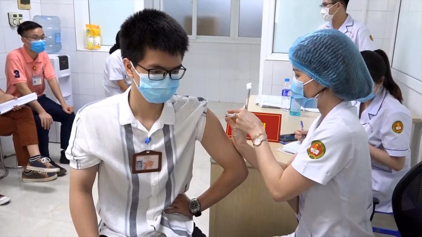 Tiêm vắc xin phòng COVID-19 cho trẻ em Ảnh: Thái Hà Tiêm vắc xin phòng COVID-19 cho trẻ em Ảnh: Thái Hà