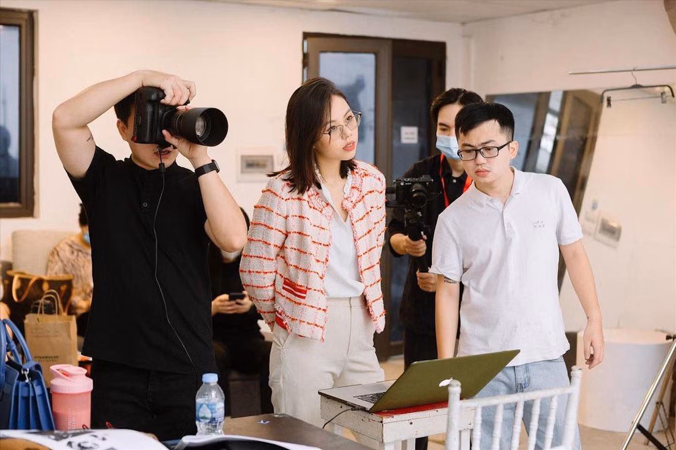 Chị Nguyễn Hồng Nhung (thứ hai từ trái sang) - Giám đốc sáng tạo, Cty truyền thông Cready Creative cùng ekip sáng tạo nội dung. Chị Nguyễn Hồng Nhung (thứ hai từ trái sang) - Giám đốc sáng tạo, Cty truyền thông Cready Creative cùng ekip sáng tạo nội dung.