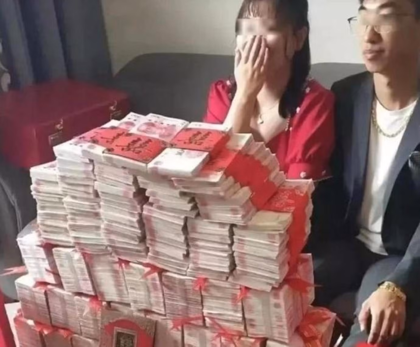 Một cặp tân hôn và số tiền sính lễ chú rể phải nộp cho nhà gái Một cặp tân hôn và số tiền sính lễ chú rể phải nộp cho nhà gái