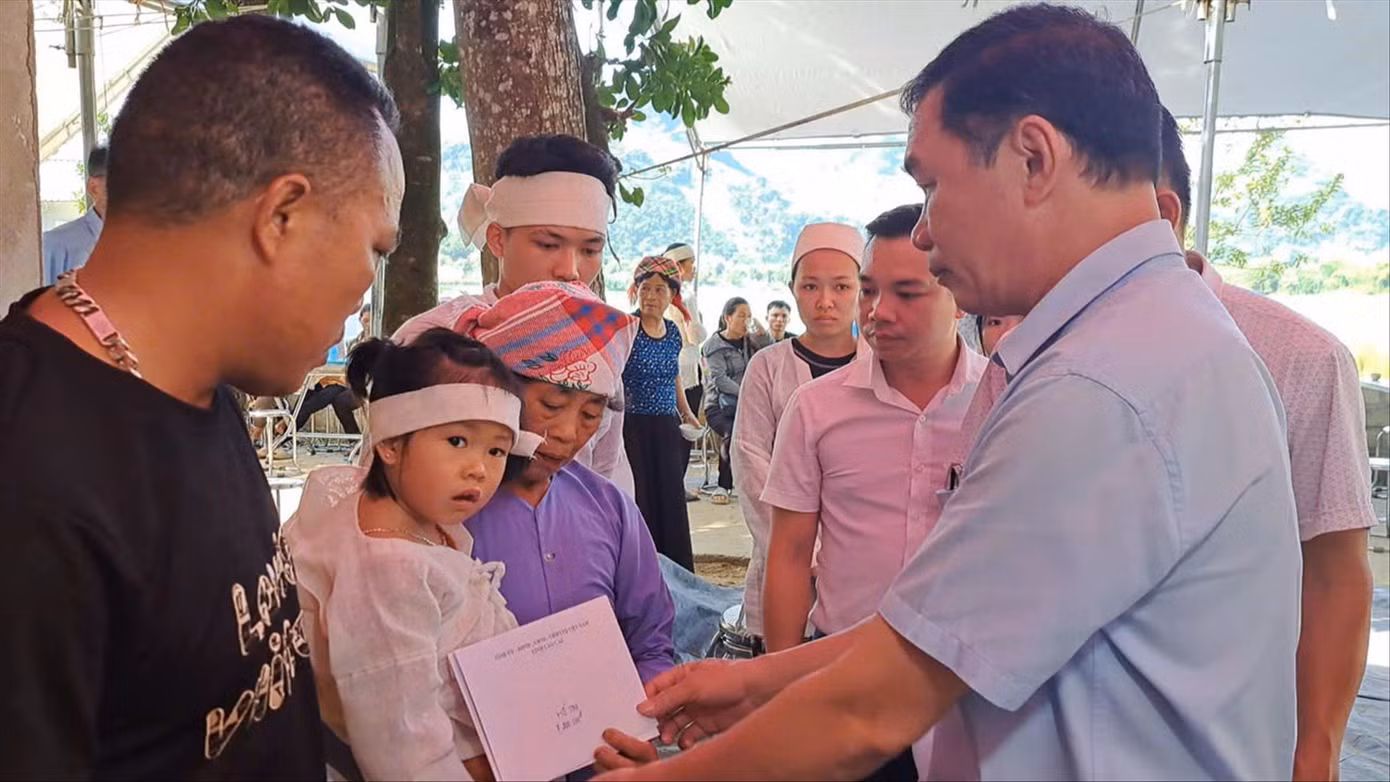 Lãnh đạo huyện Văn Bàn (Lào Cai) đến thăm hỏi động viên hai bà cháu. Lãnh đạo huyện Văn Bàn (Lào Cai) đến thăm hỏi động viên hai bà cháu.