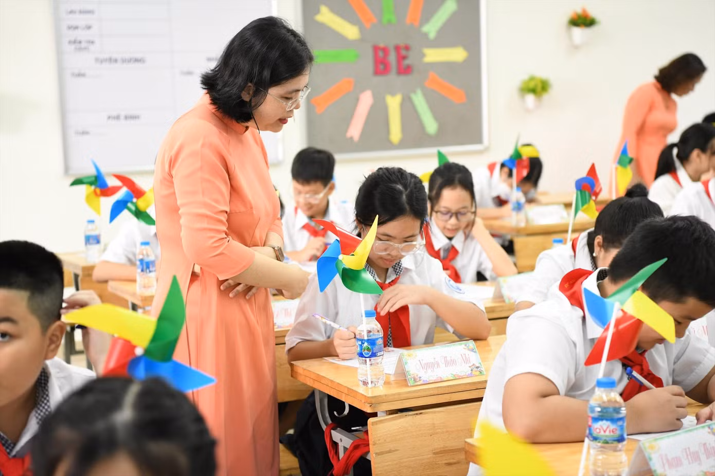 Giáo viên Hà Nội trong một tiết học. Ảnh: NHƯ Ý Giáo viên Hà Nội trong một tiết học. Ảnh: NHƯ Ý