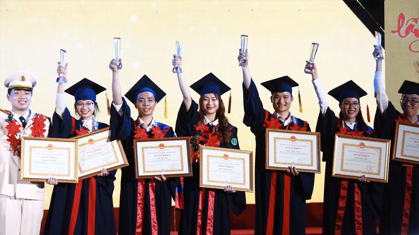 Hà Nội tuyên dương các thủ khoa xuất sắc năm 2022. Ảnh: Bảo Anh Hà Nội tuyên dương các thủ khoa xuất sắc năm 2022. Ảnh: Bảo Anh