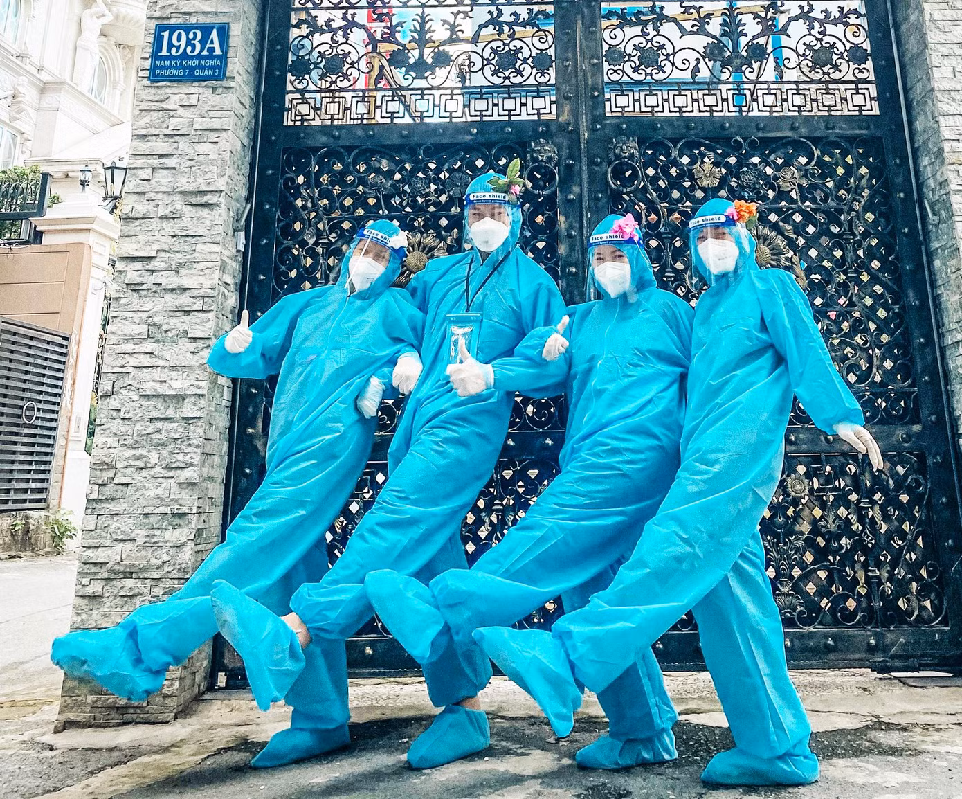 Phút vui đùa lạc quan của các sinh viên Cao đẳng Y tế Bạch Mai sau giờ đi lấy mẫu xét nghiệm tại quận 7, TPHCM Phút vui đùa lạc quan của các sinh viên Cao đẳng Y tế Bạch Mai sau giờ đi lấy mẫu xét nghiệm tại quận 7, TPHCM