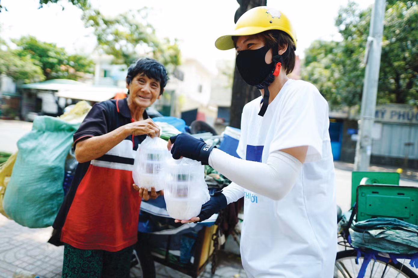 Những chú Kiến len lỏi khắp các ngõ ngách Sài Gòn để đưa cơm cho người cần Những chú Kiến len lỏi khắp các ngõ ngách Sài Gòn để đưa cơm cho người cần