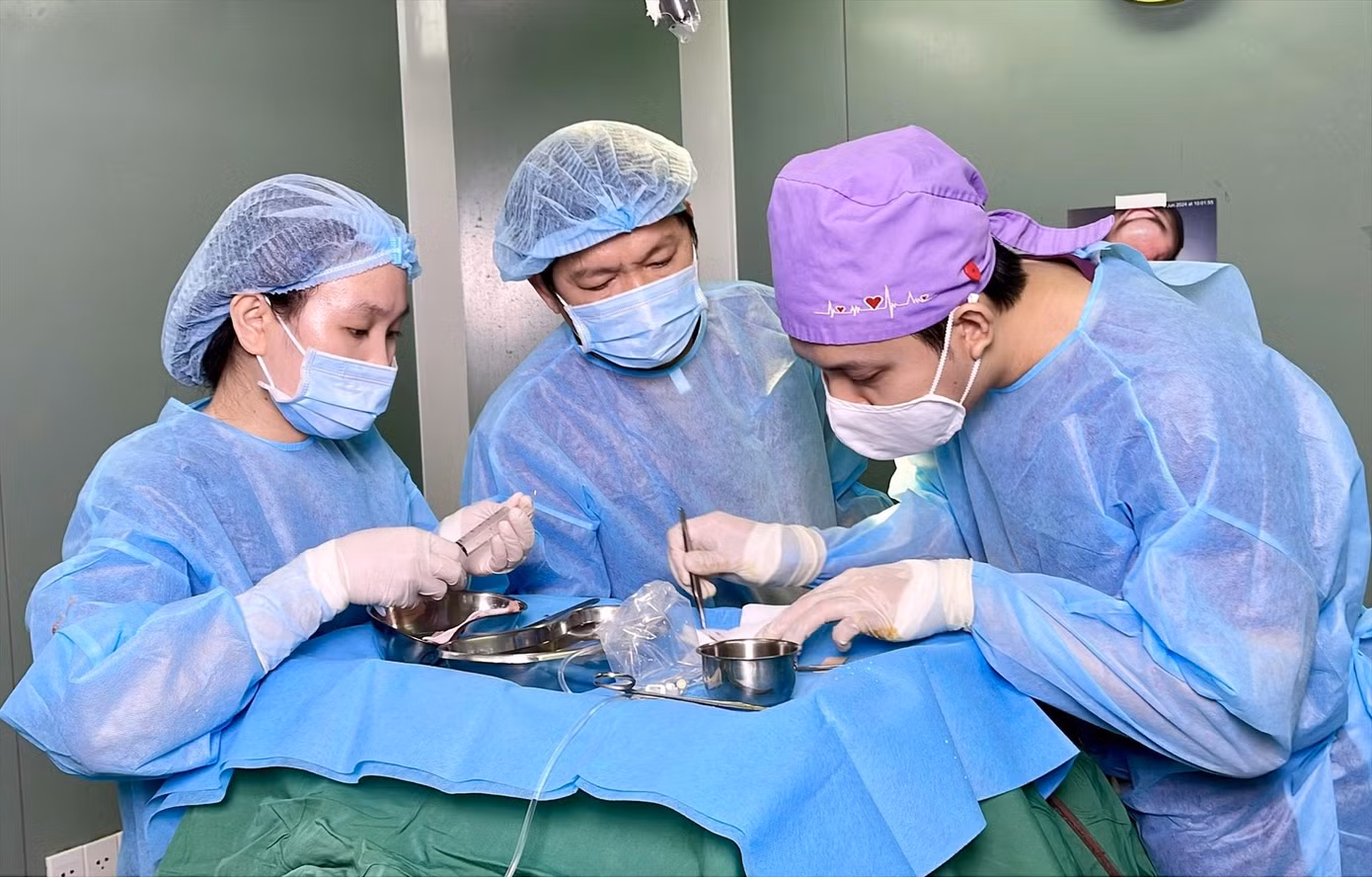 Các bác sĩ thực hiện cuộc phẫu thuật cấp cứu cho một trường hợp bị tai biến thẩm mỹ Ảnh: Vân Sơn