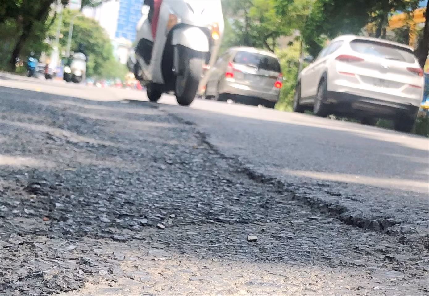 Mặt đường Thái Hà nham nhở sau dự án hạ ngầm điện của đại diện EVN
