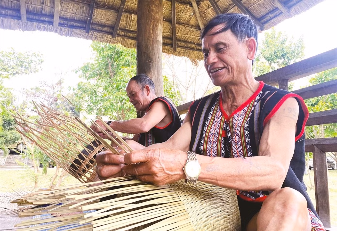 Nghệ nhân Ưu tú đan lát A Lễ