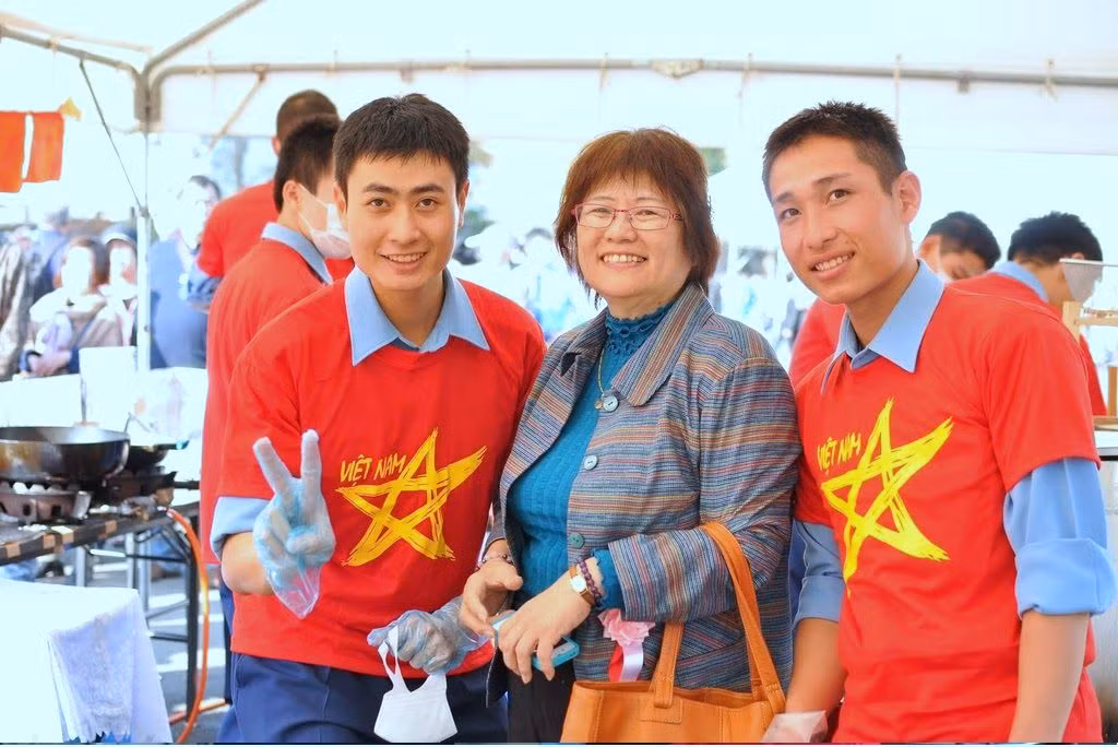 Đại úy Phùng Như Hải (ngoài cùng bên trái) tham gia một hoạt động trong thời gian du học tại Đại học Phòng vệ Nhật Bản.