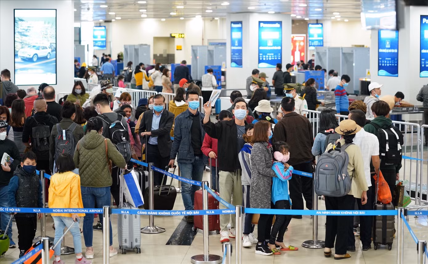 Sân bay Tân Sơn Nhất bắt đầu đông đúc, nhộn nhịp Ảnh: Huy Thịnh Sân bay Tân Sơn Nhất bắt đầu đông đúc, nhộn nhịp Ảnh: Huy Thịnh
