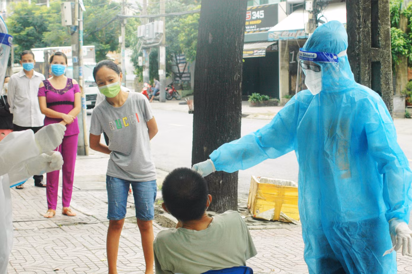 Sinh viên Đại học Y Thái Bình lấy mẫu xét nghiệm tại Quận 8, TPHCM Ảnh: Trần Nguyên Anh Sinh viên Đại học Y Thái Bình lấy mẫu xét nghiệm tại Quận 8, TPHCM Ảnh: Trần Nguyên Anh