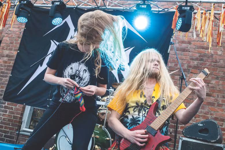 Cuộc thi tôn vinh bộ môn đan móc và nhạc Rock mạnh